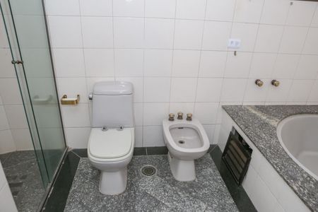 Apartamento para alugar com 180m², 4 quartos e 3 vagas Apartamento para alugar com 180m², 4 quartos e 3 vagasBanheiro da Suíte 1