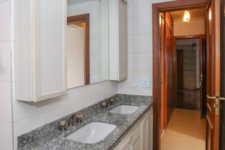 Apartamento para alugar com 180m², 4 quartos e 3 vagas Apartamento para alugar com 180m², 4 quartos e 3 vagasBanheiro da Suíte 1