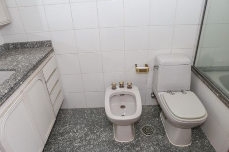 Apartamento para alugar com 180m², 4 quartos e 3 vagas Apartamento para alugar com 180m², 4 quartos e 3 vagasBanheiro da Suíte 2