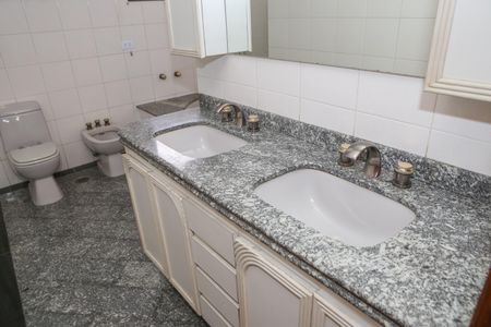 Apartamento para alugar com 180m², 4 quartos e 3 vagas Apartamento para alugar com 180m², 4 quartos e 3 vagasBanheiro da Suíte 1