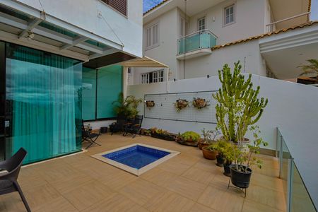 Casa à venda com 250m², 3 quartos e 2 vagas Casa à venda com 250m², 3 quartos e 2 vagasÁrea externa