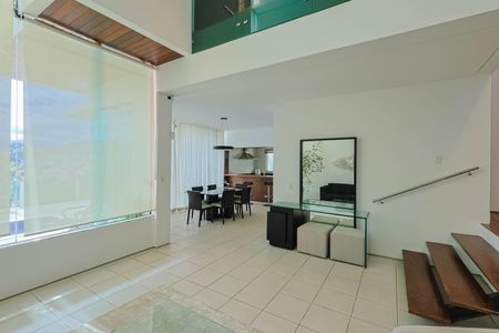 Casa à venda com 250m², 3 quartos e 2 vagas Casa à venda com 250m², 3 quartos e 2 vagasSala