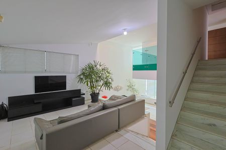 Casa à venda com 250m², 3 quartos e 2 vagas Casa à venda com 250m², 3 quartos e 2 vagasSala