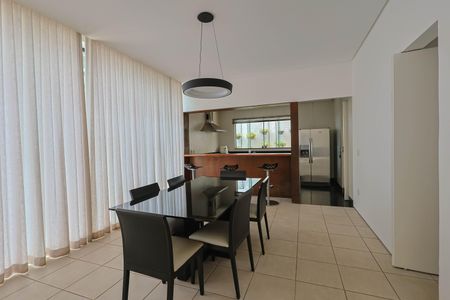 Casa à venda com 250m², 3 quartos e 2 vagas Casa à venda com 250m², 3 quartos e 2 vagasSala