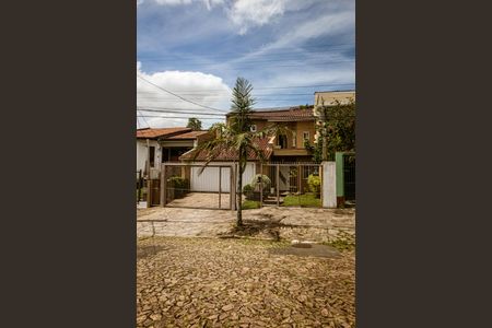 Casa à venda com 306m², 3 quartos e 2 vagas Casa à venda com 306m², 3 quartos e 2 vagasfachada