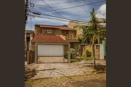 Casa à venda com 306m², 3 quartos e 2 vagas Casa à venda com 306m², 3 quartos e 2 vagasfachada