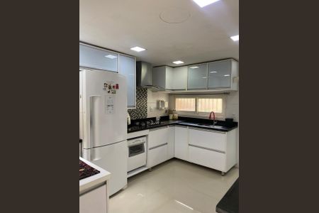 Casa à venda com 306m², 3 quartos e 2 vagas Casa à venda com 306m², 3 quartos e 2 vagasCozinha