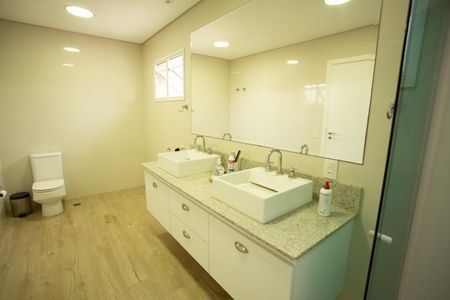Casa à venda com 540m², 4 quartos e 4 vagasBanheiro do Quarto 1
