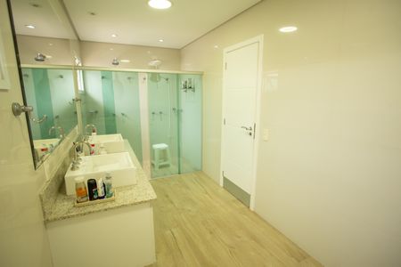 Casa à venda com 540m², 4 quartos e 4 vagasBanheiro do Quarto 1