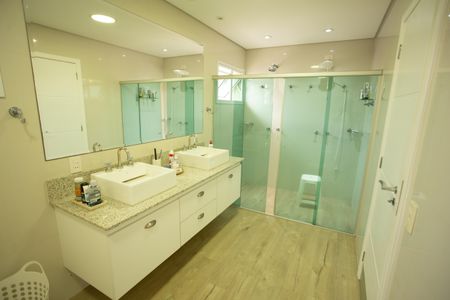 Casa à venda com 540m², 4 quartos e 4 vagasBanheiro do Quarto 1