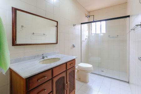 Casa à venda com 204m², 4 quartos e 2 vagasBanheiro 1