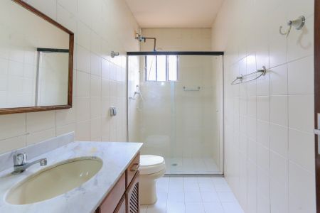 Casa à venda com 204m², 4 quartos e 2 vagasBanheiro 1