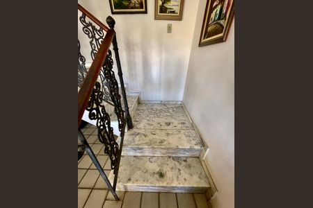 Casa à venda com 329m², 3 quartos e 8 vagas Casa à venda com 329m², 3 quartos e 8 vagasEscada