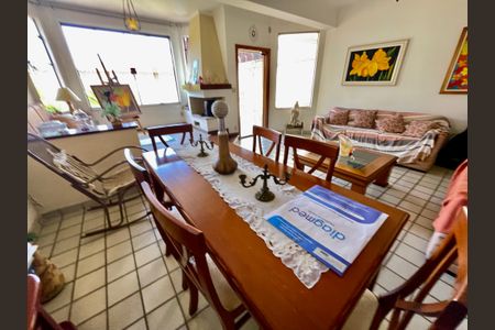 Casa à venda com 329m², 3 quartos e 8 vagas Casa à venda com 329m², 3 quartos e 8 vagasSala