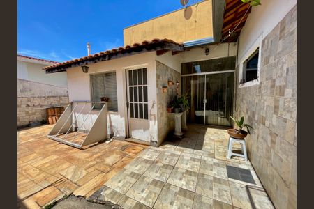 Casa à venda com 329m², 3 quartos e 8 vagas Casa à venda com 329m², 3 quartos e 8 vagasQuintal