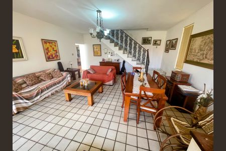 Casa à venda com 329m², 3 quartos e 8 vagas Casa à venda com 329m², 3 quartos e 8 vagasSala