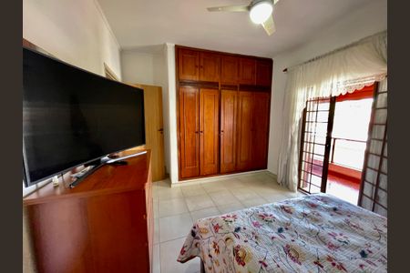 Casa à venda com 329m², 3 quartos e 8 vagas Casa à venda com 329m², 3 quartos e 8 vagasSuíte