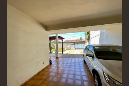 Casa à venda com 329m², 3 quartos e 8 vagas Casa à venda com 329m², 3 quartos e 8 vagasGaragem