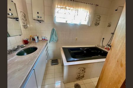 Casa à venda com 329m², 3 quartos e 8 vagas Casa à venda com 329m², 3 quartos e 8 vagasBanheiro da Suíte