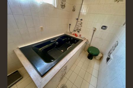 Casa à venda com 329m², 3 quartos e 8 vagas Casa à venda com 329m², 3 quartos e 8 vagasBanheiro da Suíte