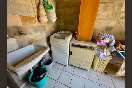 Casa à venda com 329m², 3 quartos e 8 vagas Casa à venda com 329m², 3 quartos e 8 vagasÁrea de Serviço