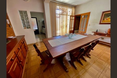 Casa à venda com 329m², 3 quartos e 8 vagas Casa à venda com 329m², 3 quartos e 8 vagasSala de Jantar