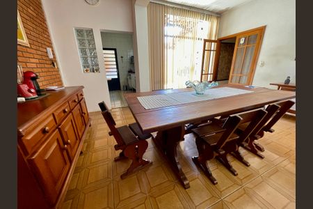 Casa à venda com 329m², 3 quartos e 8 vagas Casa à venda com 329m², 3 quartos e 8 vagasSala de Jantar