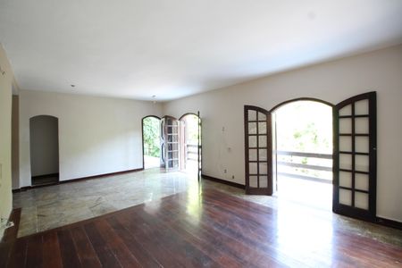 Casa de condomínio à venda com 229m², 4 quartos e 2 vagasSala