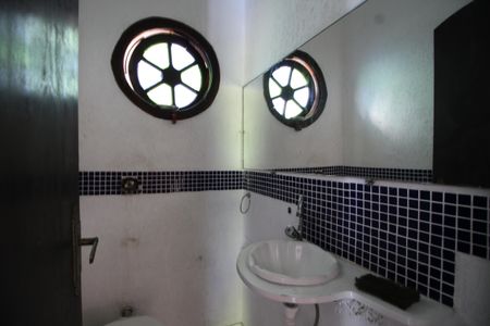 Casa de condomínio à venda com 229m², 4 quartos e 2 vagasLavabo