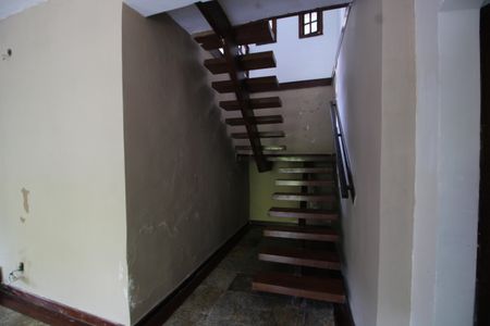 Casa de condomínio à venda com 229m², 4 quartos e 2 vagasSala - Escada