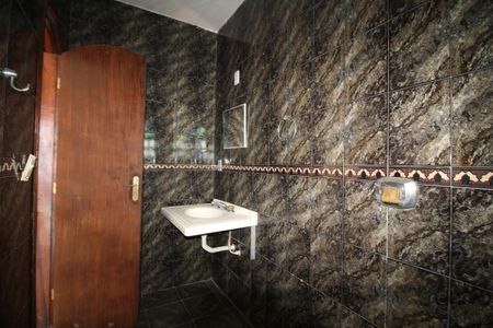 Casa de condomínio à venda com 229m², 4 quartos e 2 vagasBanheiro Social