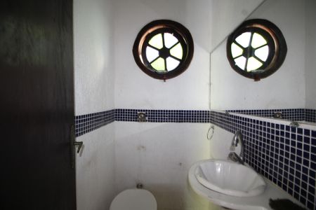 Casa de condomínio à venda com 229m², 4 quartos e 2 vagasLavabo