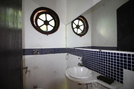 Casa de condomínio à venda com 229m², 4 quartos e 2 vagasLavabo