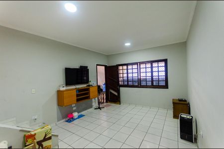 Casa à venda com 101m², 4 quartos e 2 vagas Casa à venda com 101m², 4 quartos e 2 vagasSala