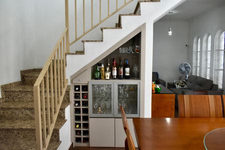 Casa à venda com 100m², 3 quartos e 1 vaga Casa à venda com 100m², 3 quartos e 1 vagaEscada