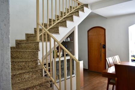 Casa à venda com 100m², 3 quartos e 1 vaga Casa à venda com 100m², 3 quartos e 1 vagaEscada