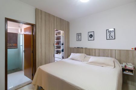 Casa à venda com 250m², 3 quartos e 10 vagas Casa à venda com 250m², 3 quartos e 10 vagasSuíte