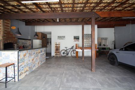 Casa à venda com 250m², 3 quartos e 10 vagas Casa à venda com 250m², 3 quartos e 10 vagasGaragem