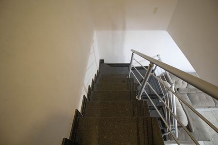 Casa à venda com 250m², 3 quartos e 10 vagas Casa à venda com 250m², 3 quartos e 10 vagasEscada