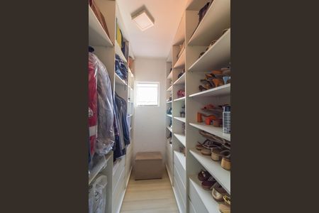 Casa à venda com 250m², 3 quartos e 10 vagas Casa à venda com 250m², 3 quartos e 10 vagasCloset