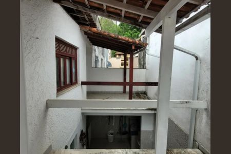 Casa de condomínio à venda com 92m², 4 quartos e 2 vagas Casa de condomínio à venda com 92m², 4 quartos e 2 vagasSacada