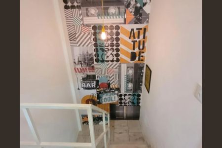 Casa de condomínio à venda com 92m², 4 quartos e 2 vagas Casa de condomínio à venda com 92m², 4 quartos e 2 vagasEscada