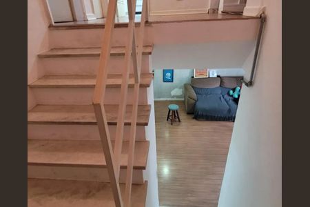 Casa de condomínio à venda com 92m², 4 quartos e 2 vagas Casa de condomínio à venda com 92m², 4 quartos e 2 vagasEscada