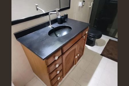 Casa de condomínio à venda com 92m², 4 quartos e 2 vagas Casa de condomínio à venda com 92m², 4 quartos e 2 vagasBanheiro