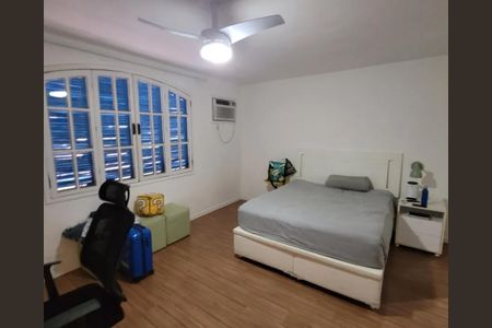 Casa de condomínio à venda com 92m², 4 quartos e 2 vagas Casa de condomínio à venda com 92m², 4 quartos e 2 vagasQuarto