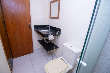 Casa de condomínio para alugar com 120m², 2 quartos e 1 vagaBanheiro quarto 1