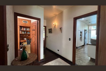 Casa à venda com 485m², 4 quartos e 4 vagas Casa à venda com 485m², 4 quartos e 4 vagasCorredor