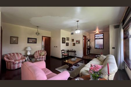 Casa à venda com 485m², 4 quartos e 4 vagas Casa à venda com 485m², 4 quartos e 4 vagasSala