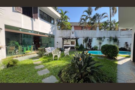 Casa à venda com 485m², 4 quartos e 4 vagas Casa à venda com 485m², 4 quartos e 4 vagasQuintal