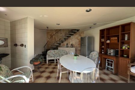 Casa à venda com 485m², 4 quartos e 4 vagas Casa à venda com 485m², 4 quartos e 4 vagasÁrea comum - Salão